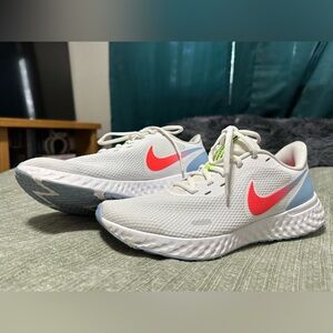 Nike Revolution size 8.5
